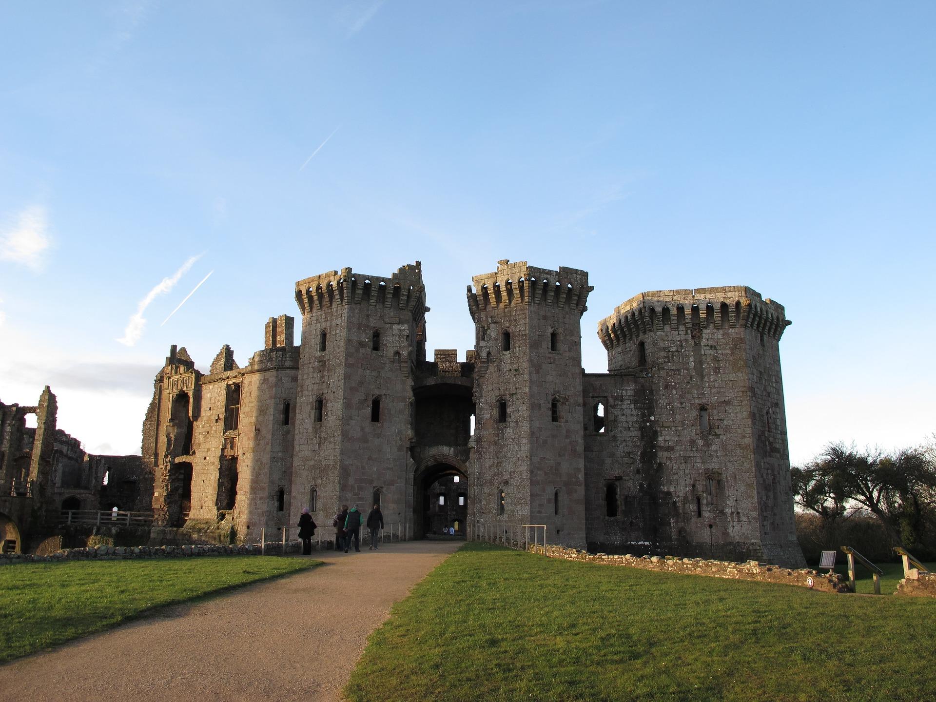 Piper Visits Dog Friendly Raglan Castle - Dog Furiendly