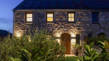 A stunning dog friendly cottage in Cornwall equipped with a hot tub and stunning views