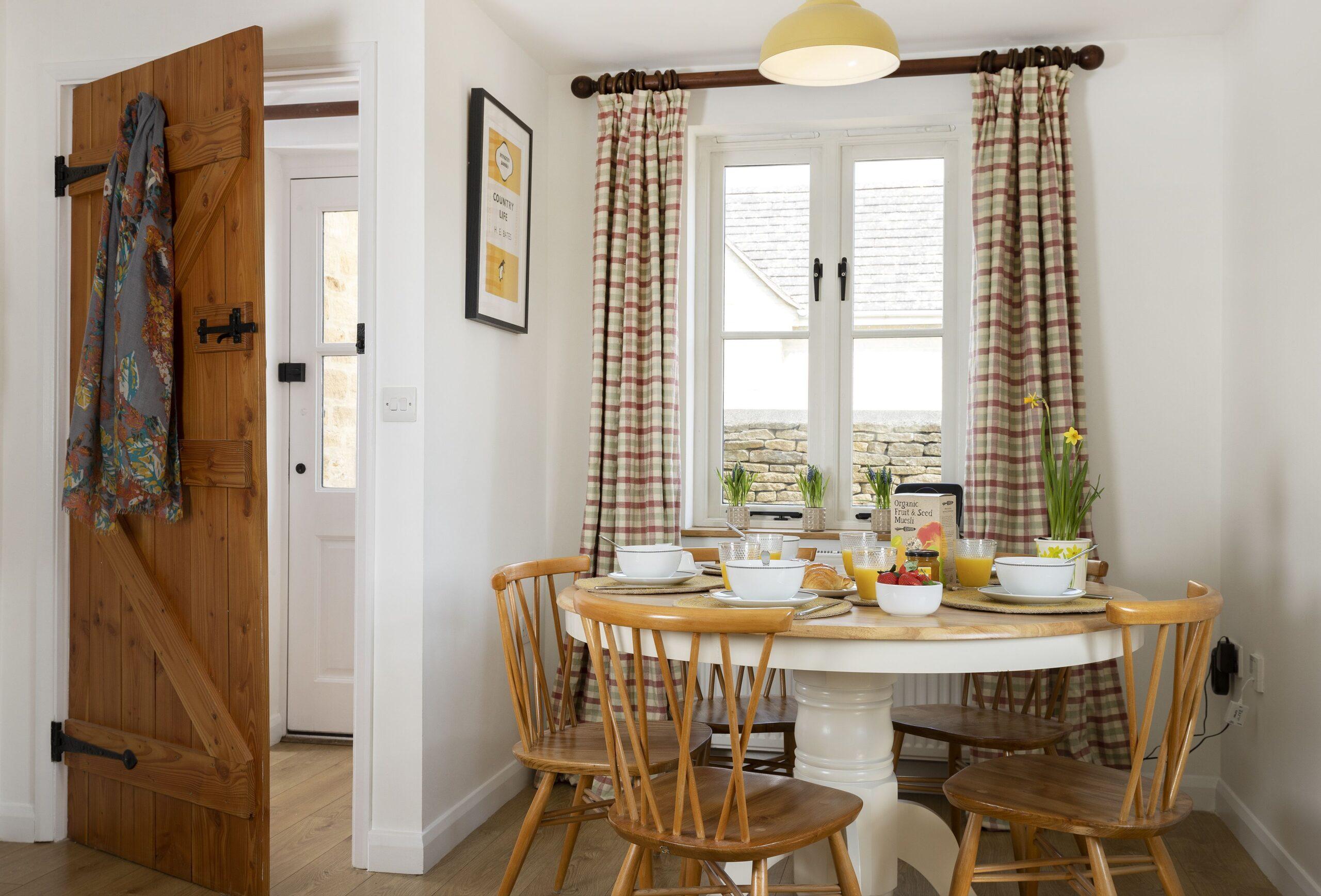Holly Cottage Ampney Crucis, Cirencester dog friendly Cotswolds